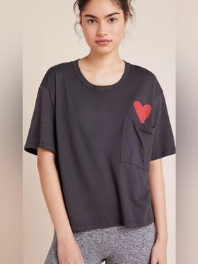 Anthropologie Sundry Women’s Gray Heart Pocket Tee Size Small.